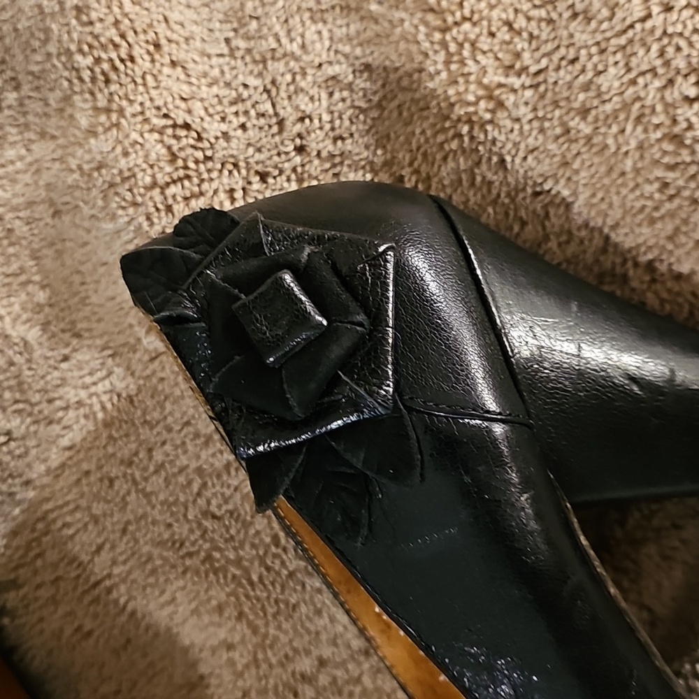 Elegant Naya Black Heels With Rounded Toe And Decorative Flower View 4